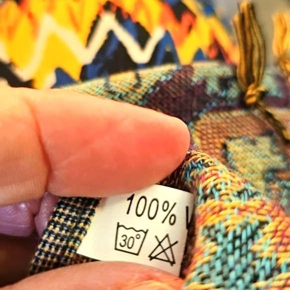 Elegant Paisley Shawl with Fringe. Lightweight 72" X27". Rezersable. - Picture 6 of 7